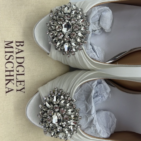 🤩 Gorgeous Badgley Mischka Satin Pumps in Ivory/White Sz 7.5 NIB - Picture 6 of 11